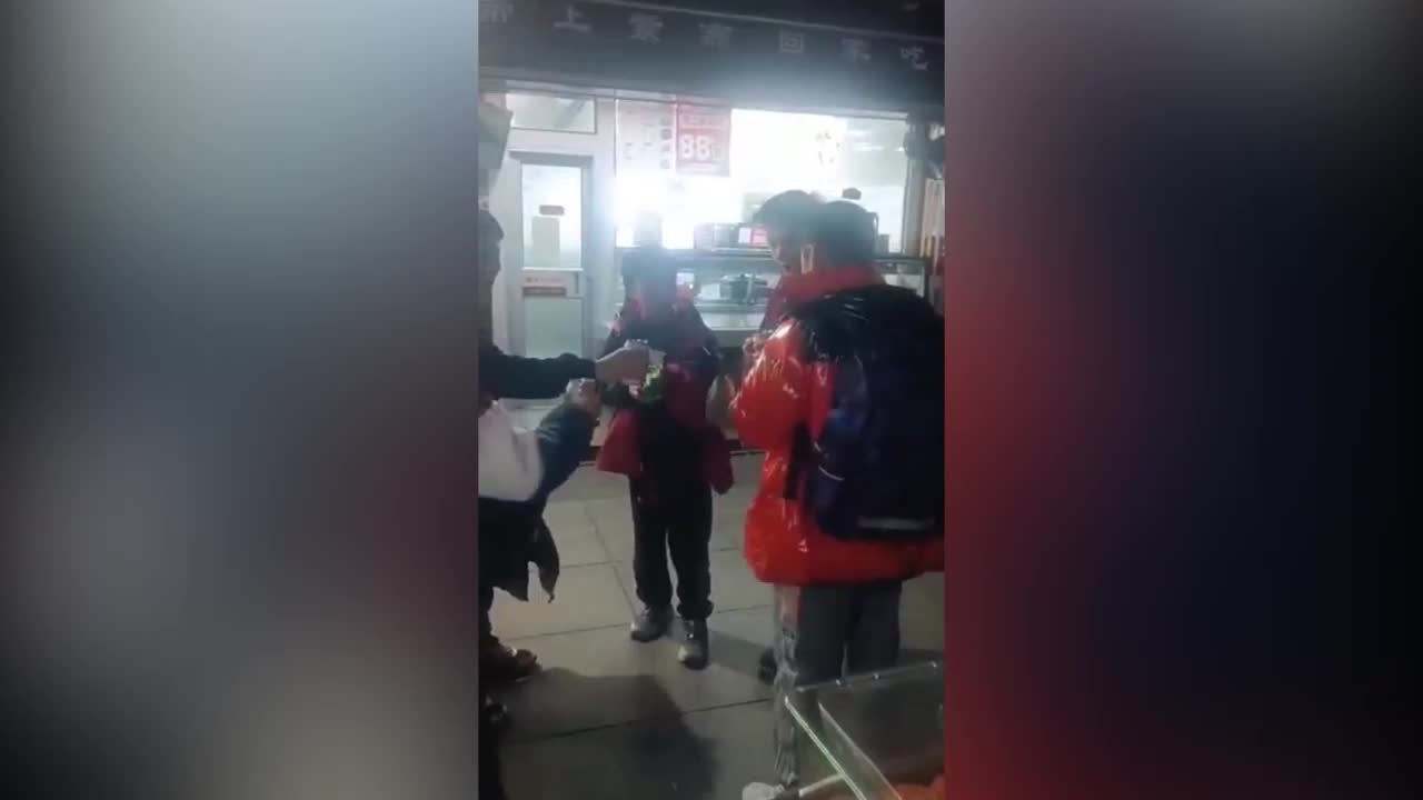 小朋友在街边“煎饼摊六结义”，豪气满满逗笑路人