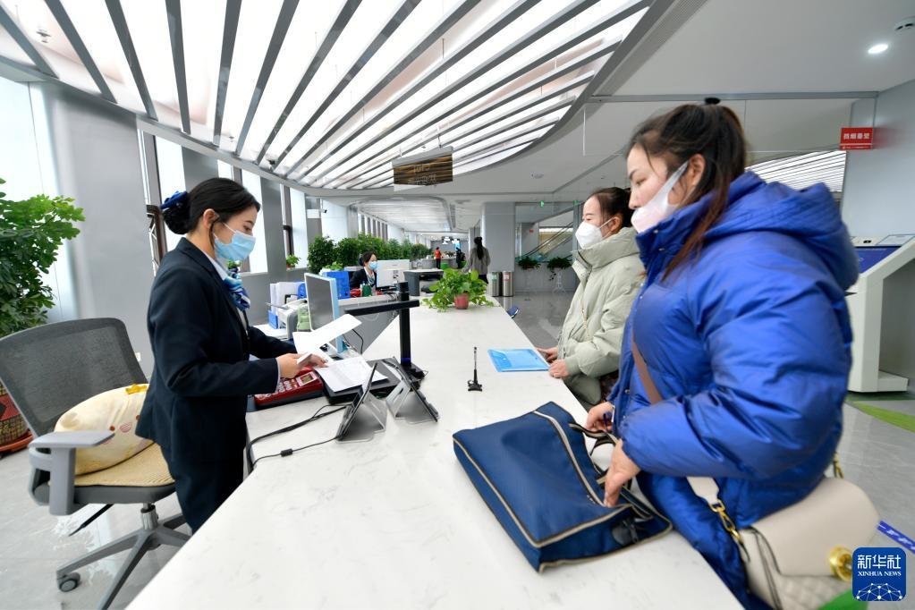 2月17日，市民在武威市政府政务服务中心办理业务。新华社记者 范培珅 摄
