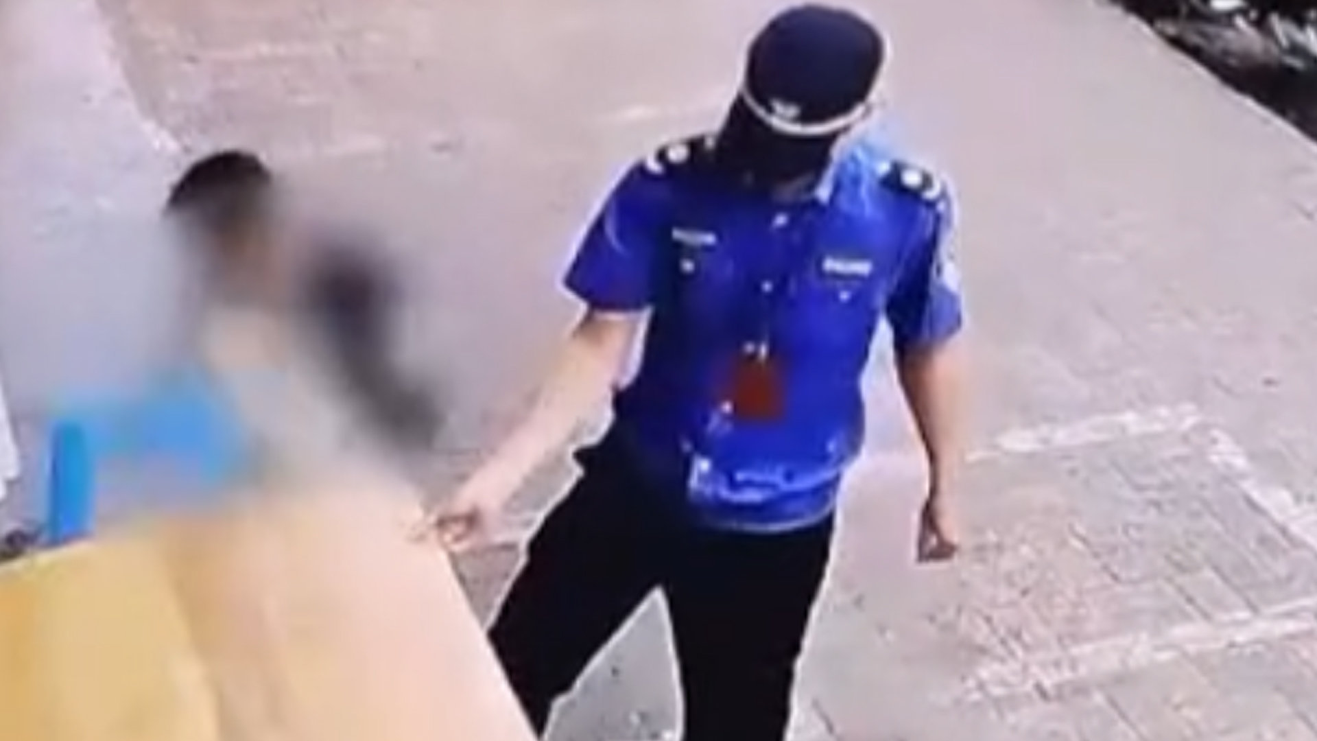 香港一男子拒捕还企图夺枪，港警反应迅速瞬间将其抱摔在地制服_凤凰网视频_凤凰网