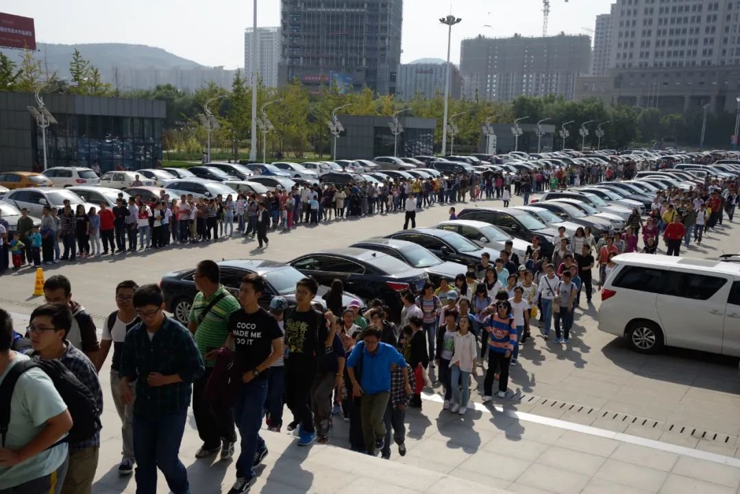 来自全国各地的观众每天要排队等候三、四个小时才能进入展厅观看展览