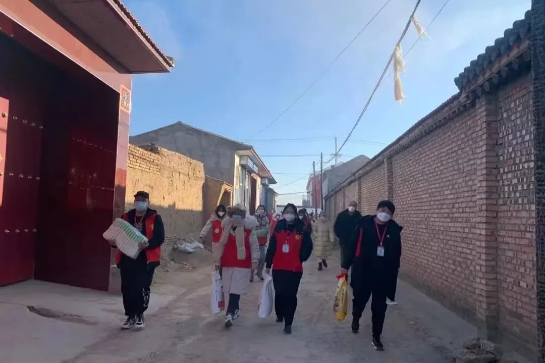 ▲河南工程学院学生为儿童赠送物资