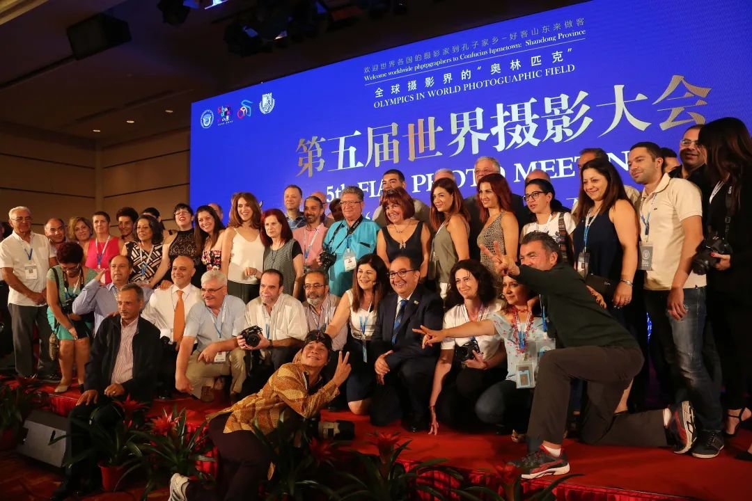 来自各国的摄影师在第五届世界摄影大会欢迎仪式合影留念