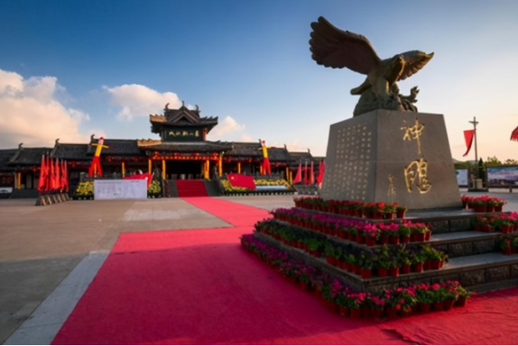 美人斜倚窗， 怎能不令人赏心悦目呢?