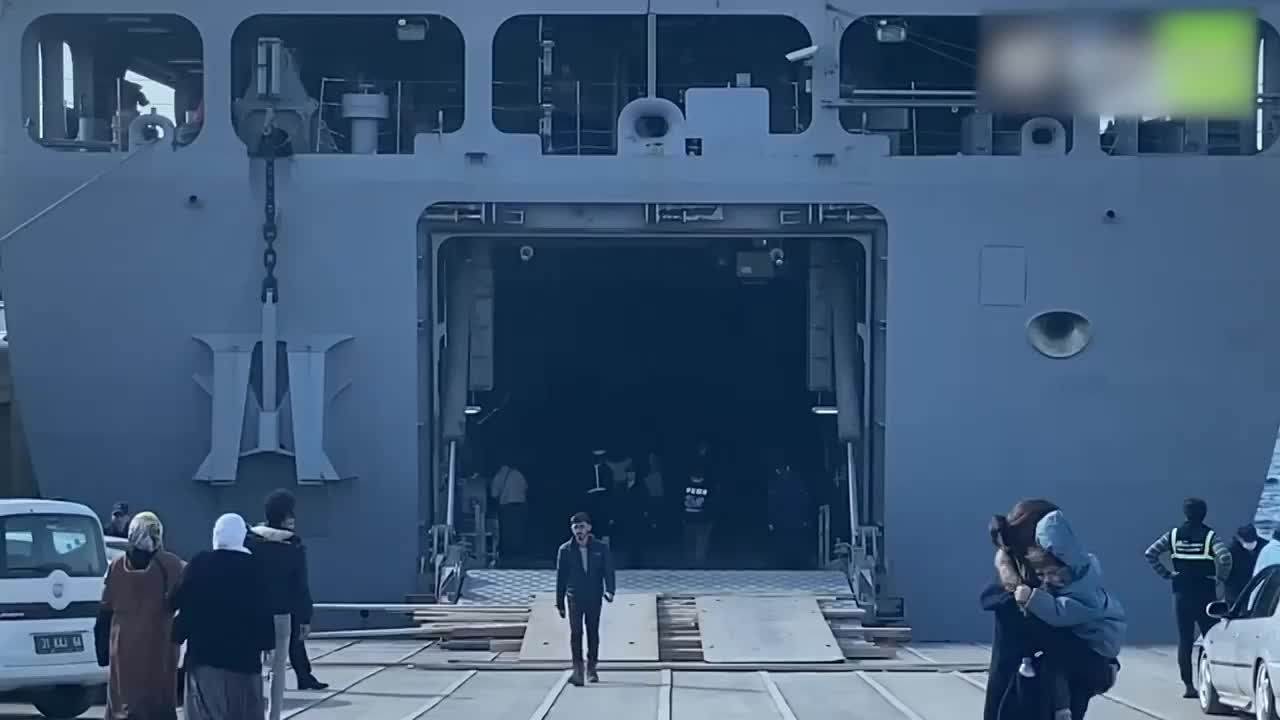 土耳其海军设立移动医院救治地震灾民