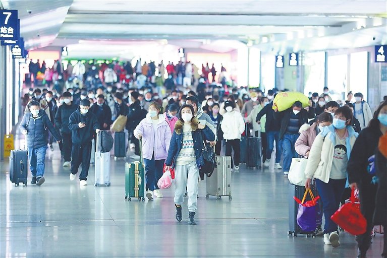 旅客正在从南昌火车站出站。通讯员 陆 瑶摄