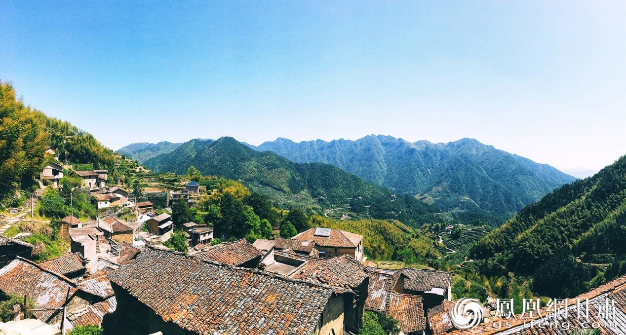 陈家铺古村落被连绵青山包围，风景独好。