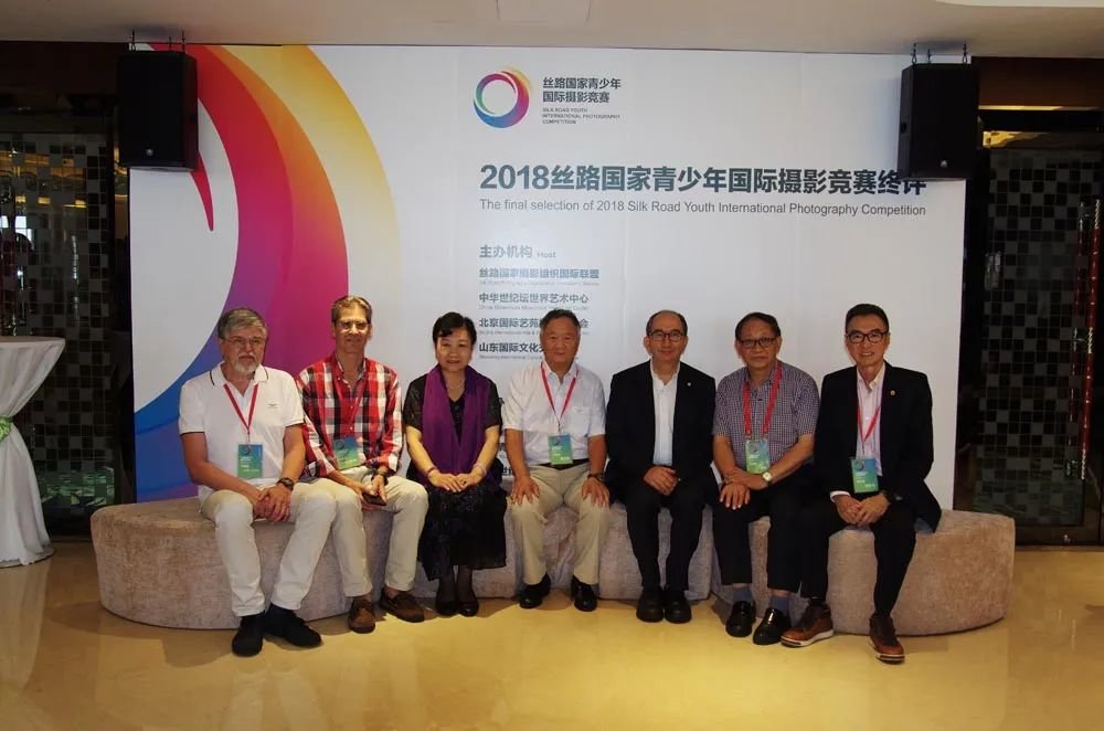 原文化部副部长赵少华担任丝路国家青少年国际摄影竞赛评委会主席，丝路国家摄影组织国际联盟名誉主席、国际摄影艺术联合会（FIAP）主席布西（意大利）、丝路国家摄影组织国际联盟主席杨元惺、丝路国家摄影组织国际联盟常任主席利库里斯（希腊）、执行主席曾毅、副主席郑培书（新加坡）、谢尔盖&middot;马约洛夫（俄罗斯）担任评委。