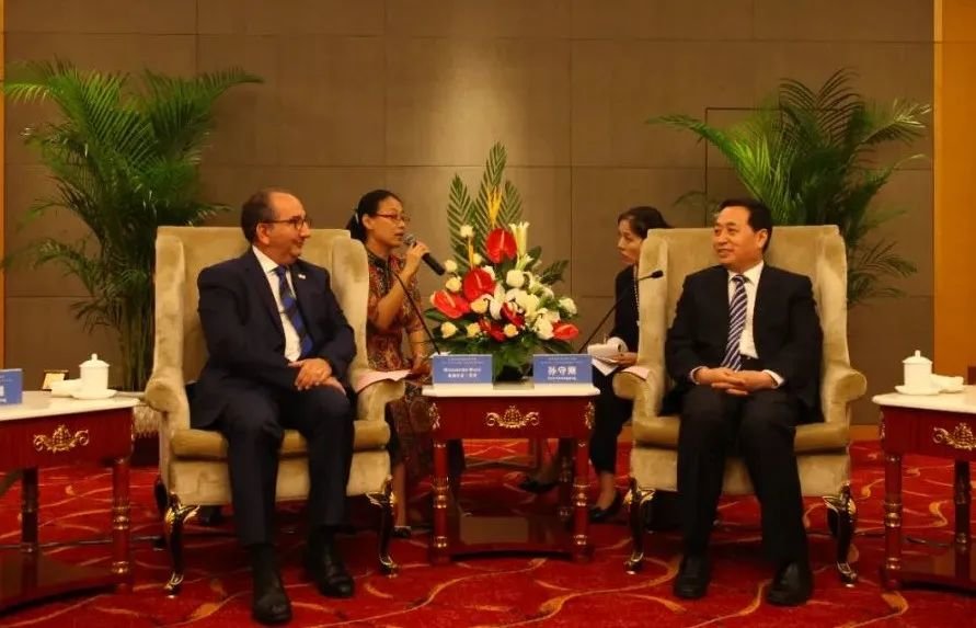 2017年8月7日，山东省委常委、宣传部长、第五届世界摄影大会组委会主席孙守刚会见国际摄影艺术联合会（FIAP）主席里卡尔多&middot;布西。