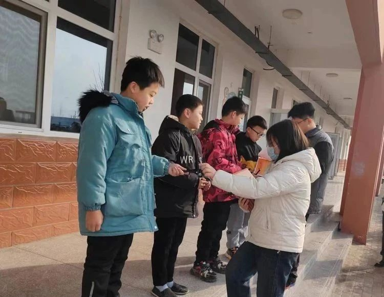 河北宁晋：学生拾金不昧 彰显少年美德