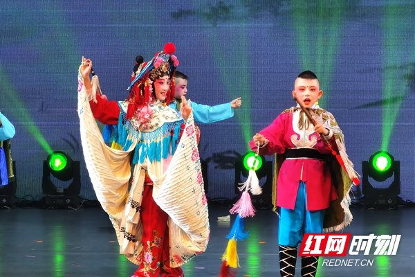 湘剧表演唱《小放牛》。
