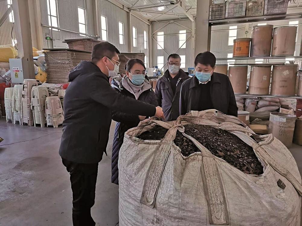 通化市工信局工作人员入企服务解难题、促发展。王博识 摄