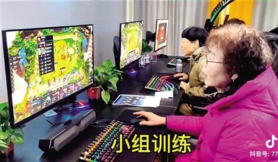 “网红养老院”老人玩电竞玩得爱不释手