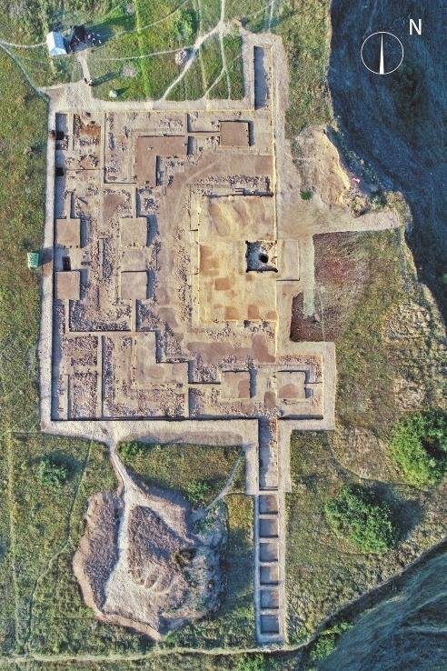 礼县四角坪遗址中心高台与附属建筑发掘全景