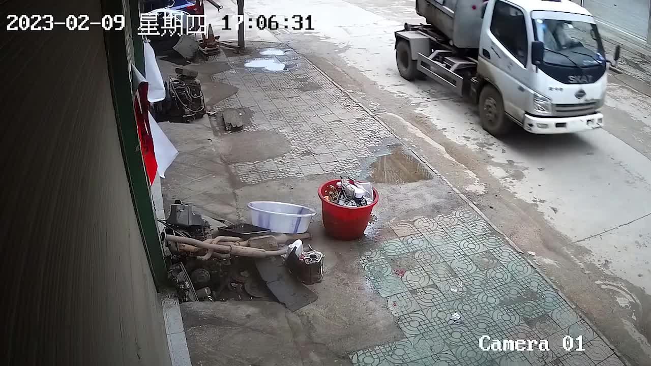 环卫工将垃圾倒店门口？店主：工作人员已道歉