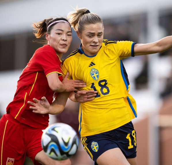 中国女足完败世界第3！14分钟被灌3球 全场遭压制