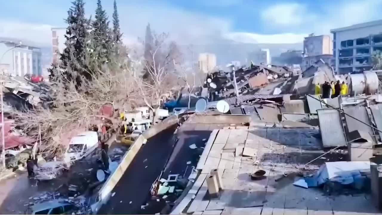 蓝天救援队紧急赴土耳其救援，移民管理警察高效办理护照