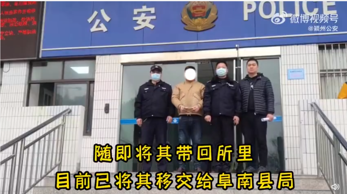 阜阳两男子派出所门口打架 报警人竟是逃犯！