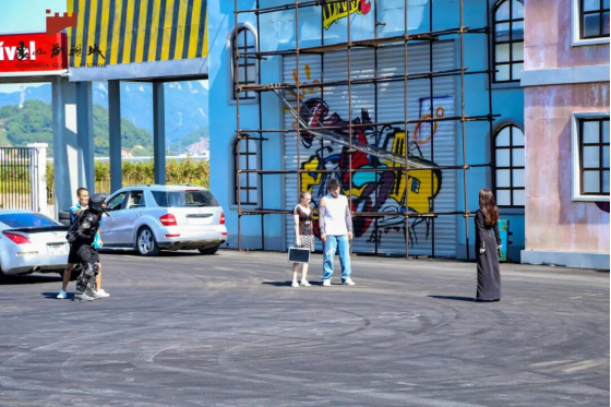 美人斜倚窗， 怎能不令人赏心悦目呢?