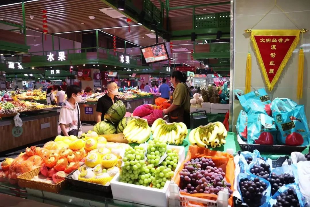 居民在改造后的肥西县上派镇百大·合家悦菜市场内选购蔬菜。李予 摄