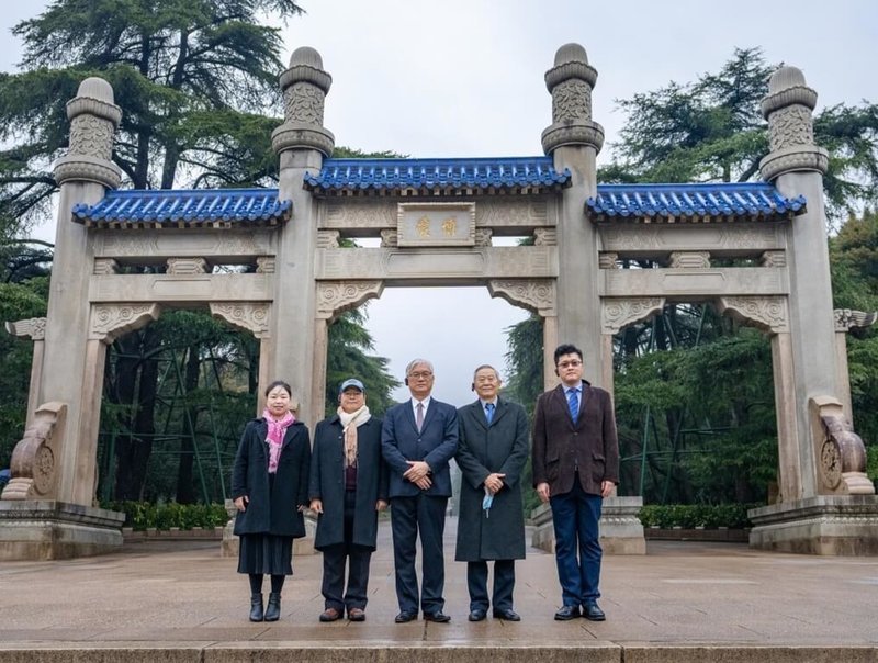 夏立言一行12日上午前往南京中山陵谒陵，缅怀孙中山。图自台湾“中央社”