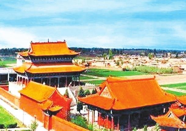 武威皇娘娘台遗址，又称尹夫人台。尹夫人是李暠的妻子，在李暠创建的西凉政权中，也有她许多心血和智慧，因此有人把西凉政权称为“李尹政权”。