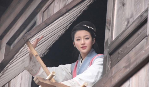 美人斜倚窗， 怎能不令人赏心悦目呢?