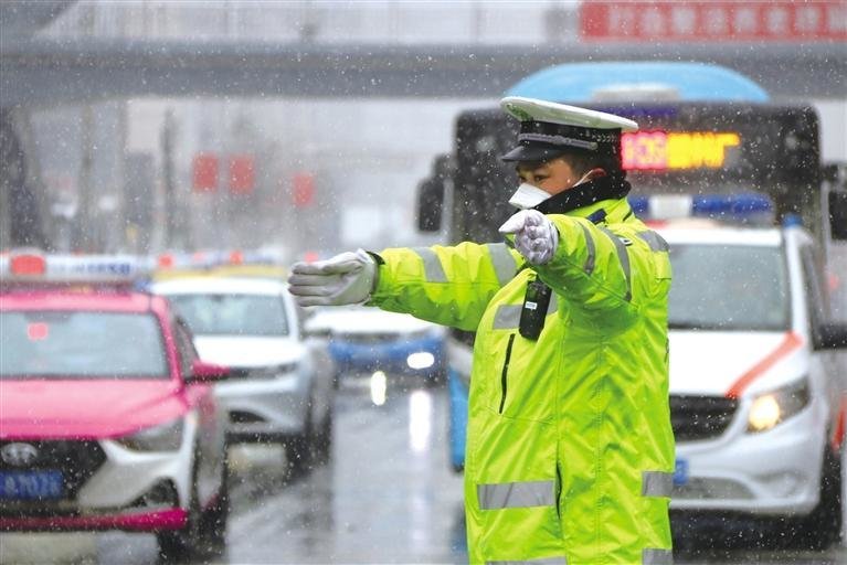 交警雪天指挥交通 葛强 摄