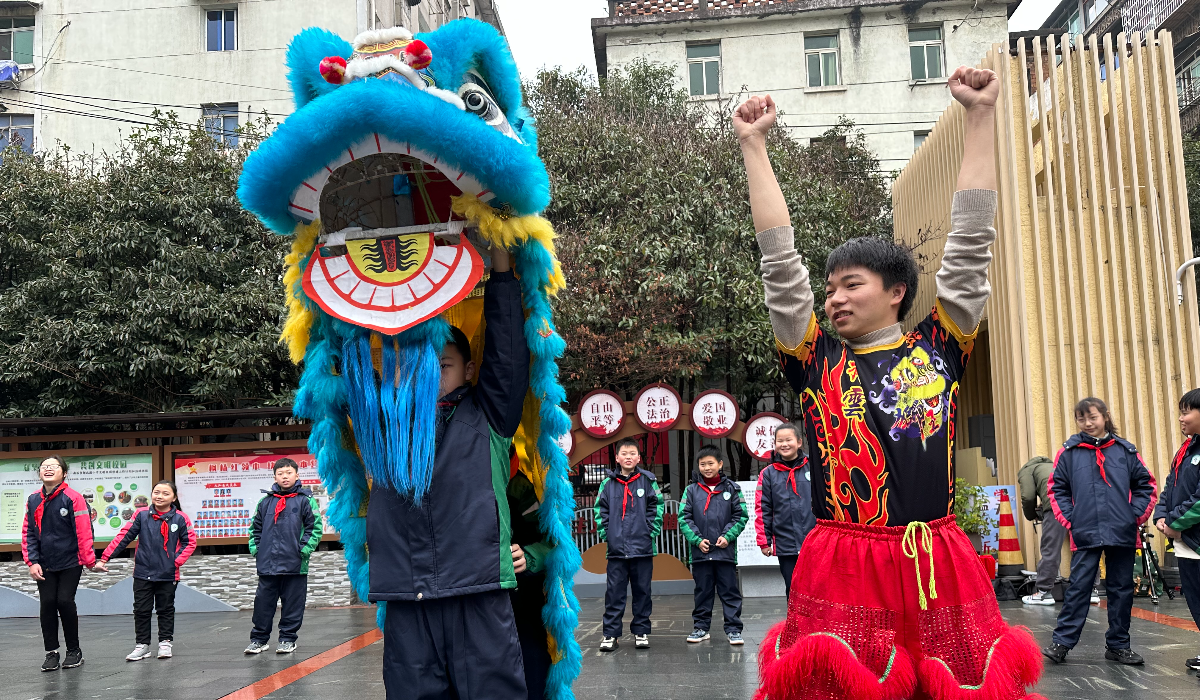 醒狮表演进校园 让孩子们爱上传统醒狮文化（图）