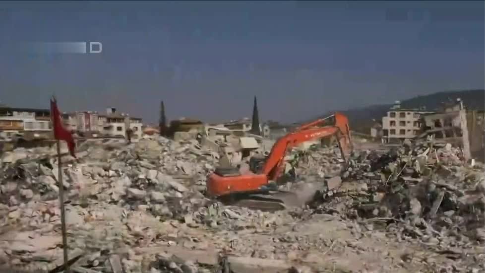 新闻特写丨土耳其地震重灾区废墟前，挖掘机司机悄悄抹泪……