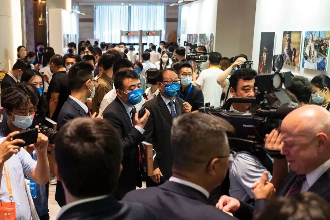 开幕式后中外来宾在展览现场观看展览