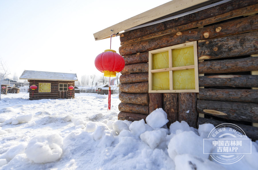 大红灯笼高高挂起,氛围感十足。