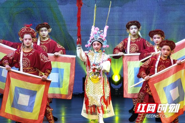 《小将军打猎》讲述了小将军刘承佑率三军打猎中，遇到李三娘而触景生情的故事。