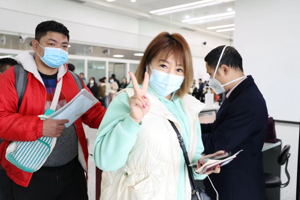 ▲搭乘南昌-曼谷航班的旅客正在登机