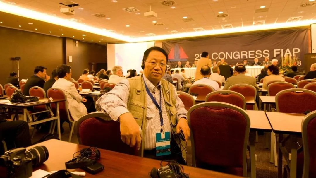 2008年8月，山东东方国际摄影艺术促进会主席曾毅在斯洛伐克第29届国际摄影艺术联合会（FIAP）代表大会上留影。