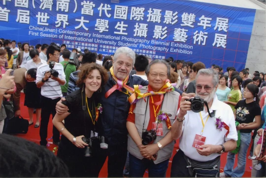 2006年首届济南国际摄影双年展在山东工艺美术学院隆重开幕，国际著名策展人、美国联系图片社总裁罗伯特&middot;普雷基、墨西哥摄影大师梅耶尔和著名旅美摄影师李振盛在开幕式上留影。