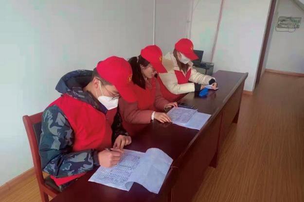 ▲河南工程学院学生参与社区街道办志愿工作