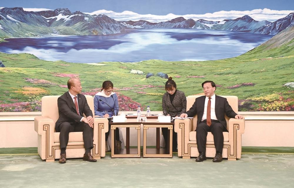 2月16日,省委副书记、省长韩俊在长春会见了韩国人参公社社长许喆皓一行。 本报记者 宋锴 摄