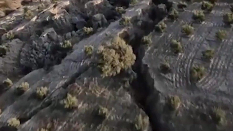 土耳其-叙利亚强震撕裂地表 橄榄园出现深30米、宽200米裂缝