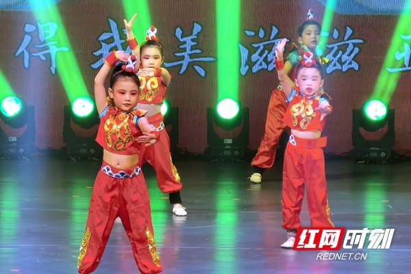 一个个精彩节目轮番上演，为戏曲爱好者们奉献了一场少儿戏曲盛宴。