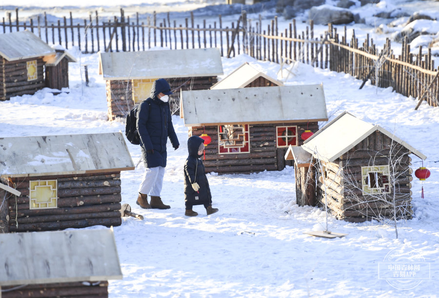 市民置身其中,近距离感受“雪乡”的魅力。
