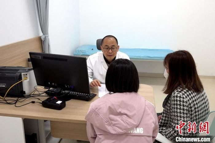 图为邹学正在接诊“厌学”患者。 梅镱泷 摄