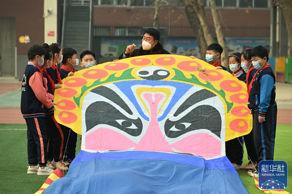 2月17日，王彦州在石家庄市桥西实验小学操场上给学生展示巨型风筝。