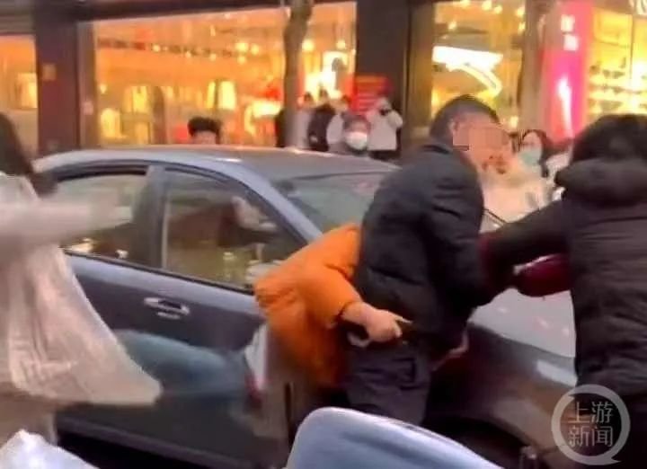 ▲几个人在街头打了起来.图片来源:视频截屏