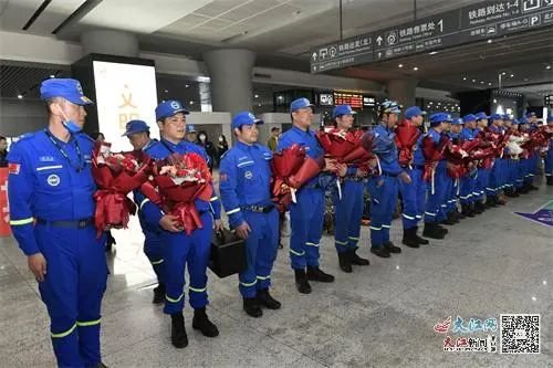 来自江西各地的蓝天队员齐聚南昌西站，为援土队员举行欢迎仪式 记者王祺 摄