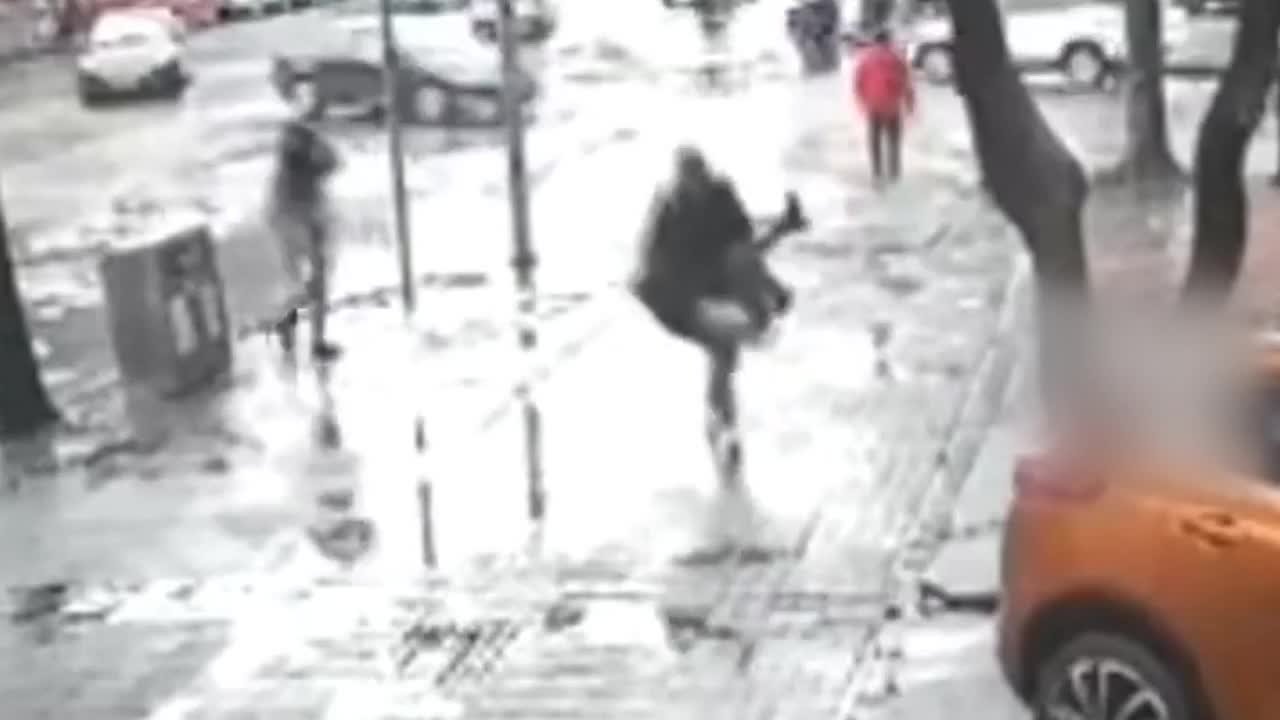男子当街摔打女子,柳州警方:系情侣,女方不追究法律责任_凤凰网视频_凤凰网