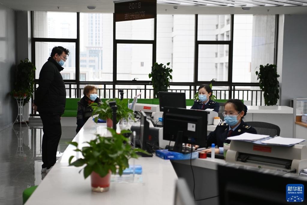 2月17日，市民在武威市政府政务服务中心办理业务。新华社记者 范培珅 摄