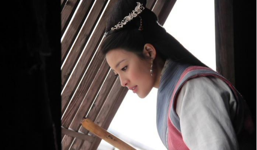 美人斜倚窗， 怎能不令人赏心悦目呢?