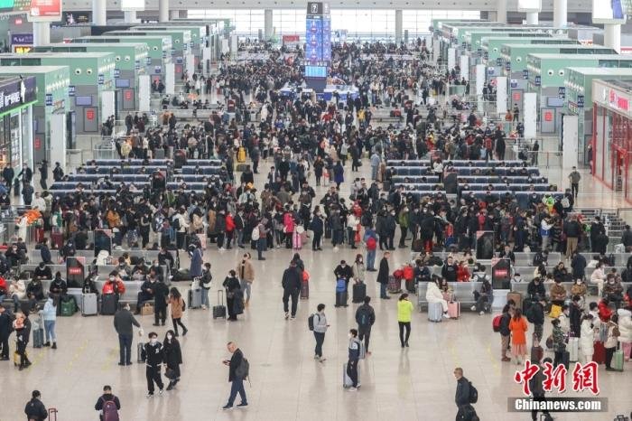 2月15日，江西南昌西站，旅客在候車大廳內等待乘車。當日是2023年春運最后一天。中新社記者 劉力鑫 攝