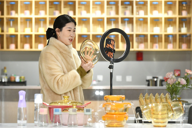 2月11日，河间市一家工艺玻璃制品生产企业的工作人员在通过网络直播推介产品。 最近，“中国工艺玻璃之都”河间市工艺玻璃制品生产企业开足马力生产，赶制订单产品，呈现一派繁忙景象。 新华社记者牟 宇摄