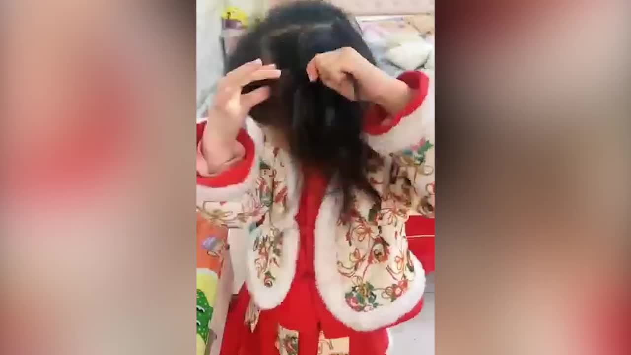 5岁女孩给自己编辫子手法娴熟，爸爸：她嫌弃我们只会扎马尾